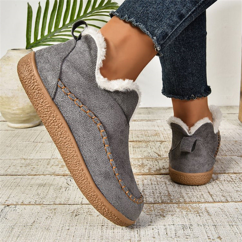 Women's lined ankle boots with V-cut and flat sole