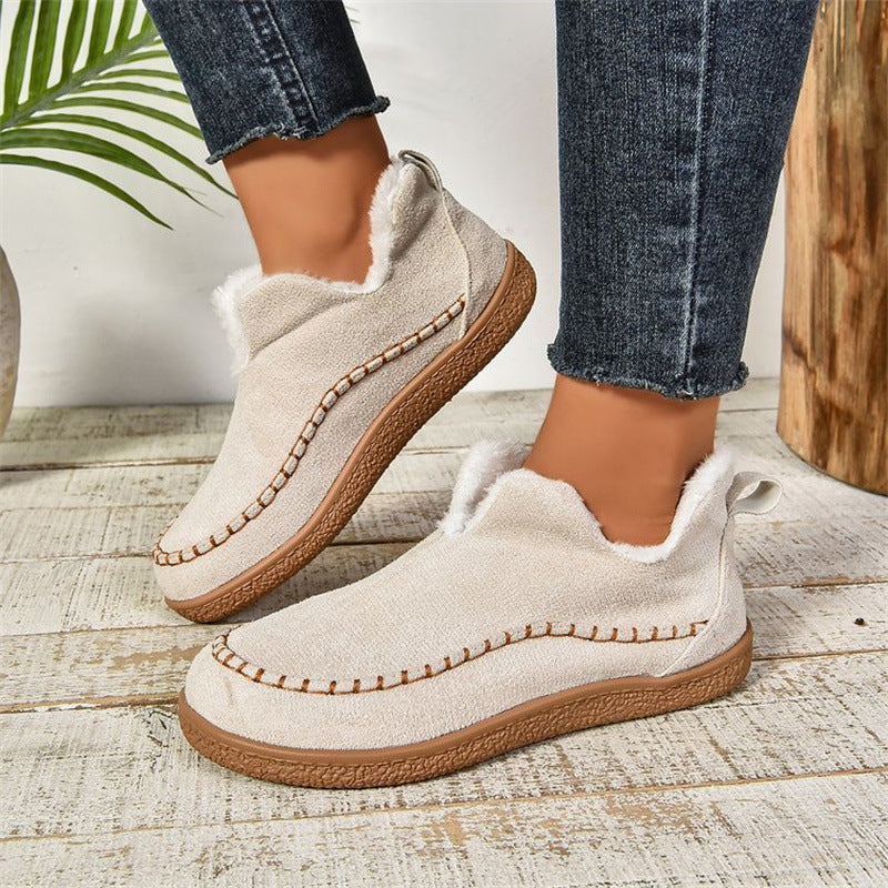 Women's lined ankle boots with V-cut and flat sole