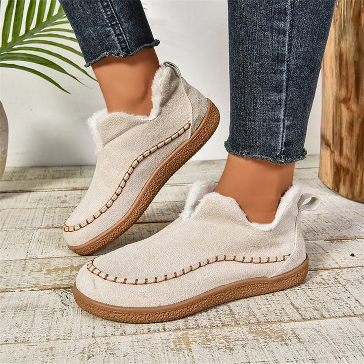 Women's lined ankle boots with V-cut and flat sole