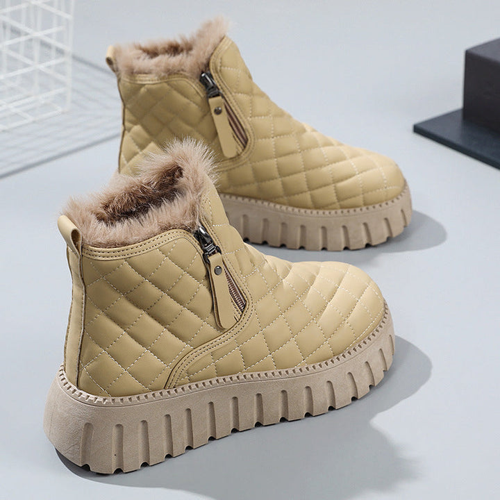 Women's lined ankle boots with platform sole and check pattern