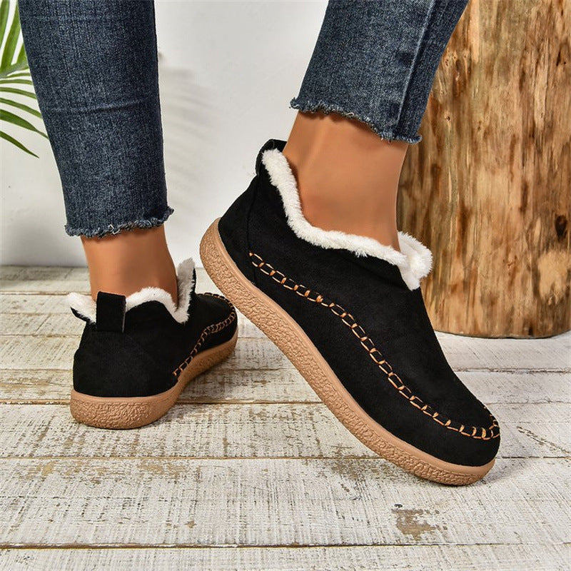 Women's lined ankle boots with V-cut and flat sole