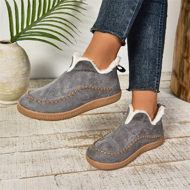 Women's lined ankle boots with V-cut and flat sole