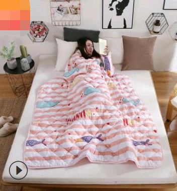 Blanket with sleeves – quilted duvet for reading and gaming in
