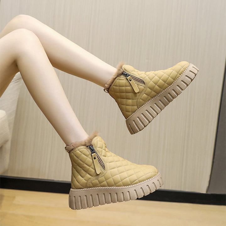 Women's lined ankle boots with platform sole and check pattern
