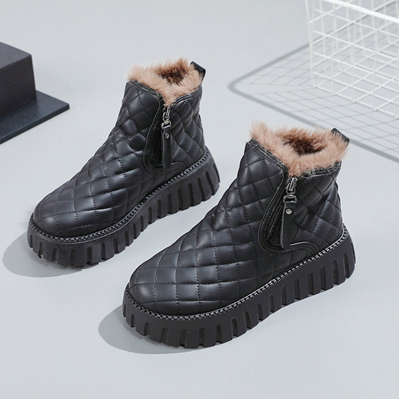 Women's lined ankle boots with platform sole and check pattern