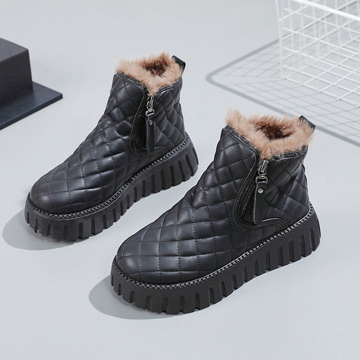 Women's lined ankle boots with platform sole and check pattern