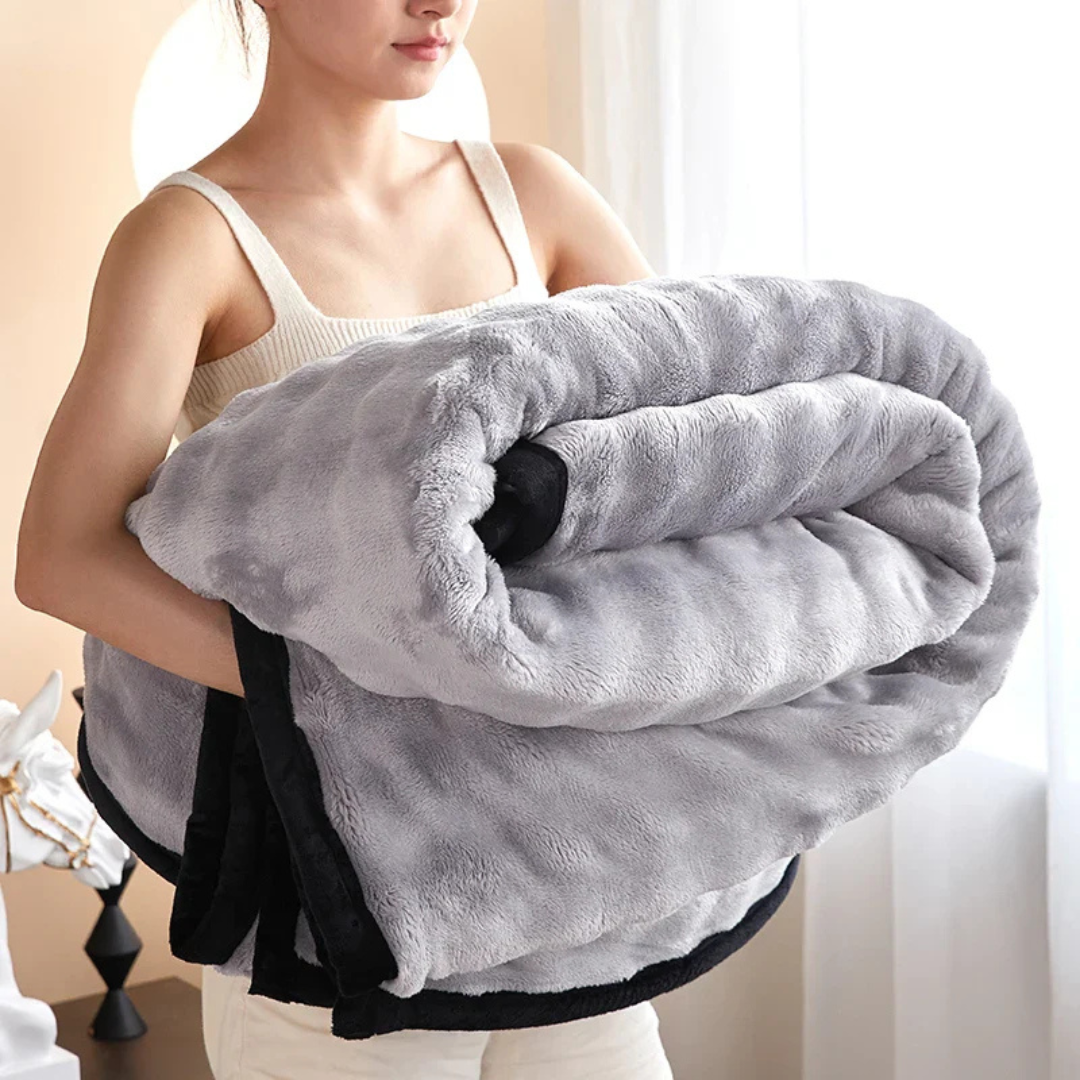 Reversible fleece blanket in soft plush