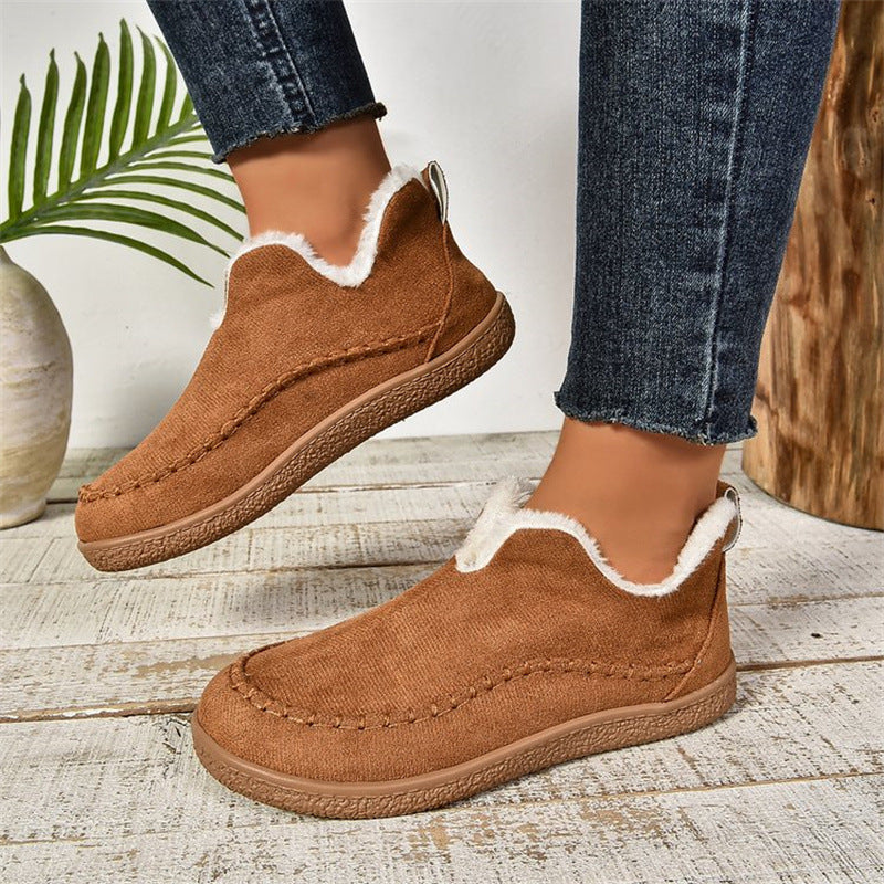 Women's lined ankle boots with V-cut and flat sole