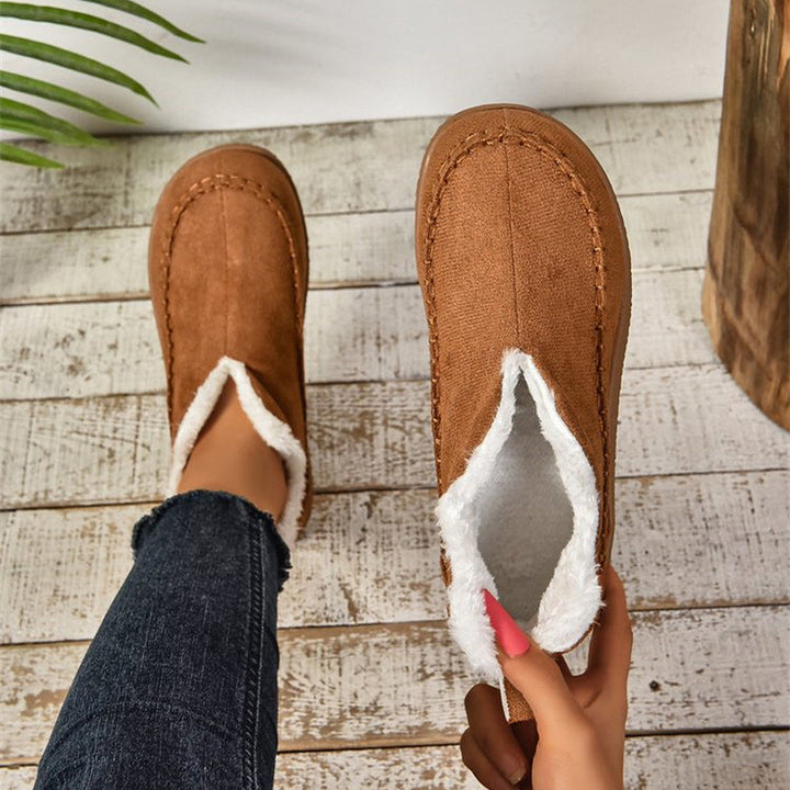 Women's lined ankle boots with V-cut and flat sole