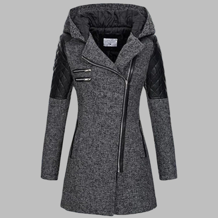 Grijze dames winterjas met capuchon, zwarte leren accenten en asymmetrische rits, ideaal voor koude weersomstandigheden.